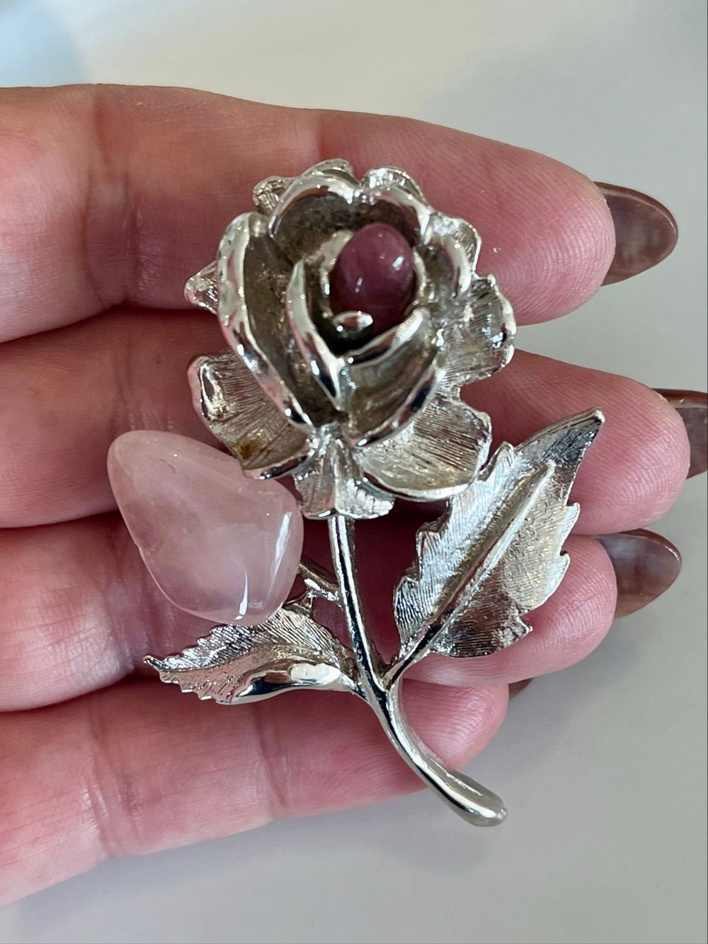 ⚜️VINTAGE MID-CENTURY SILVER-TONED ROSE BROOCH WITH ROSE QUARTZ & RHODONITE C.1960’s-1980’s