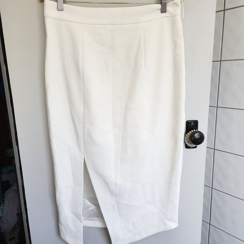 Asymmetric side slit skirt