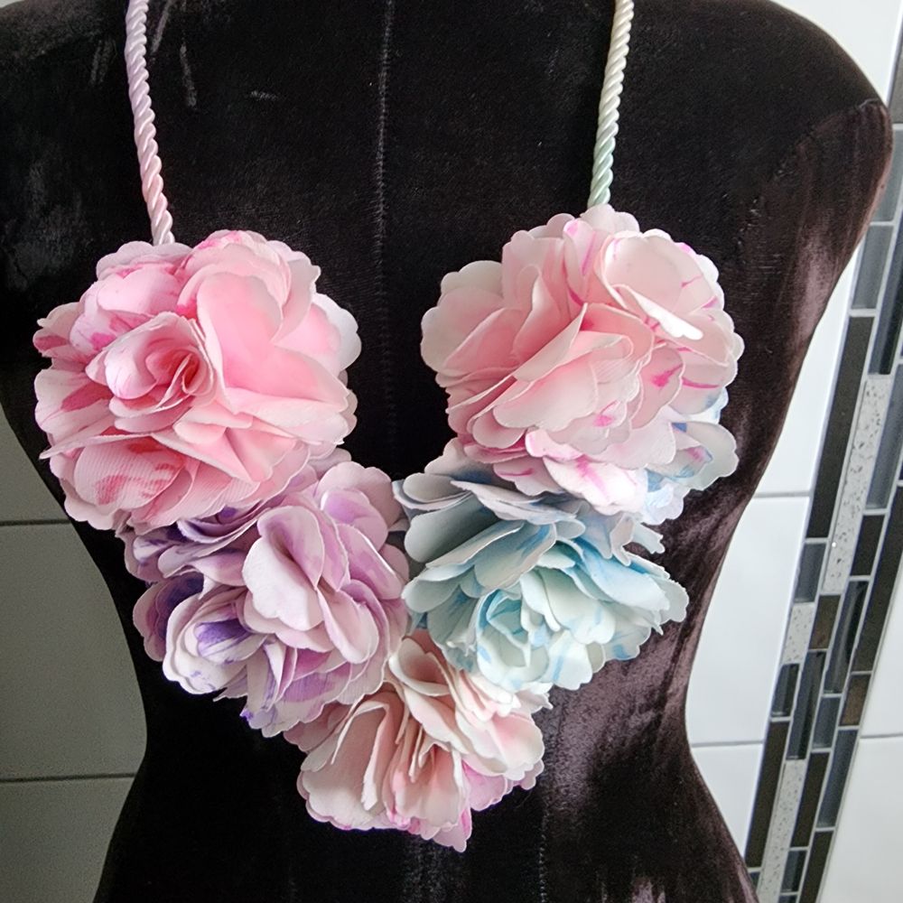 Floral material necklace