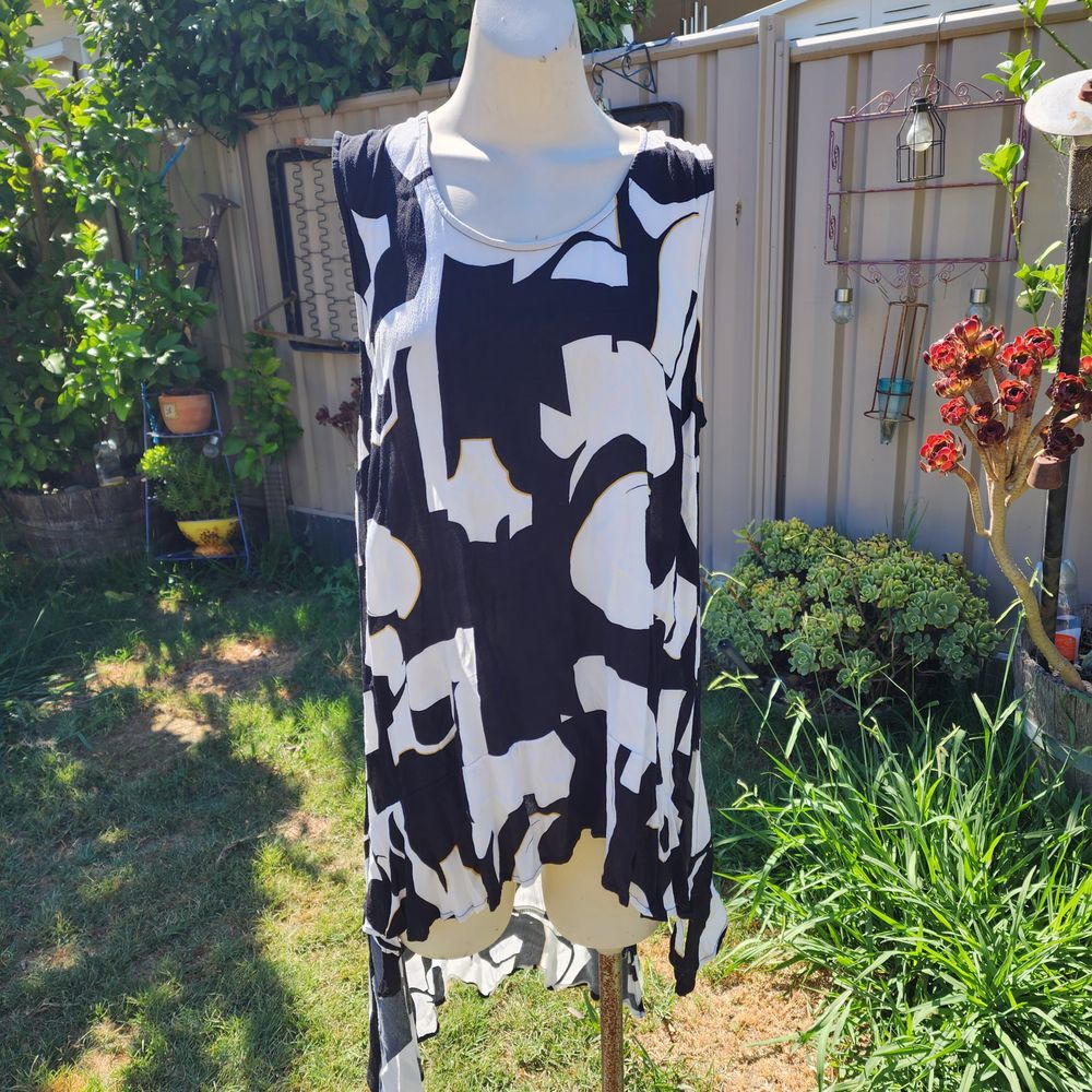 Asymmetrical hem top