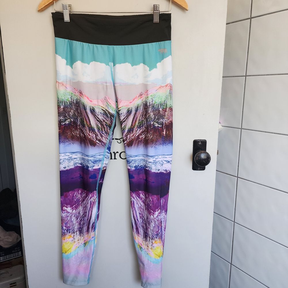 Mountain print leggings