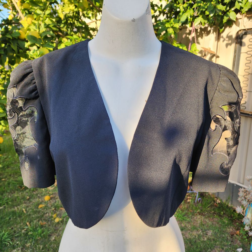 Cropped jacket / bolero