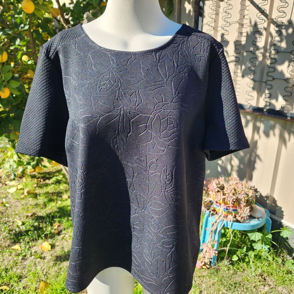 Sussan black textured top