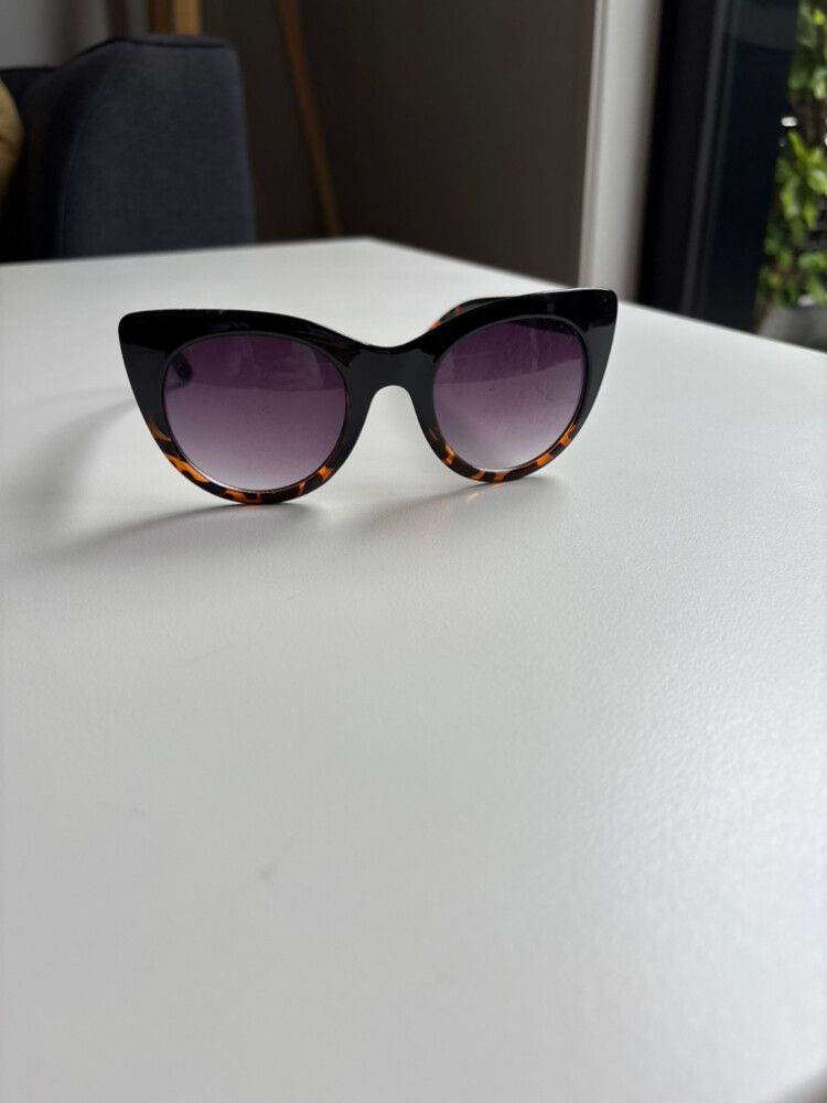 Ladies Sunglasses with tortoiseshell style.