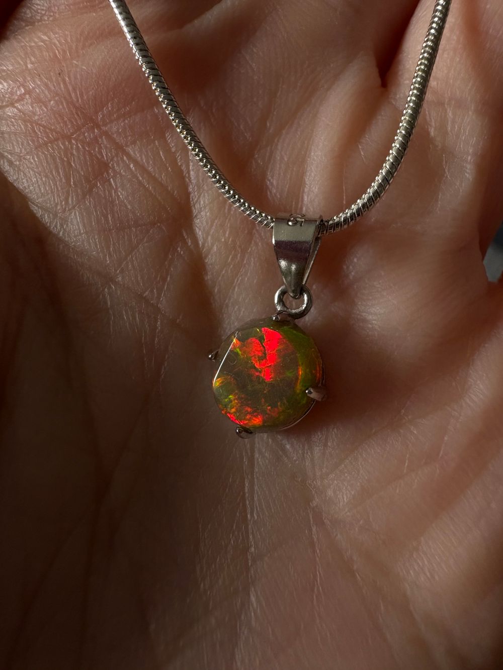 1.2 ct Ethiopian Opal pendant in 925 Silver & snake chain