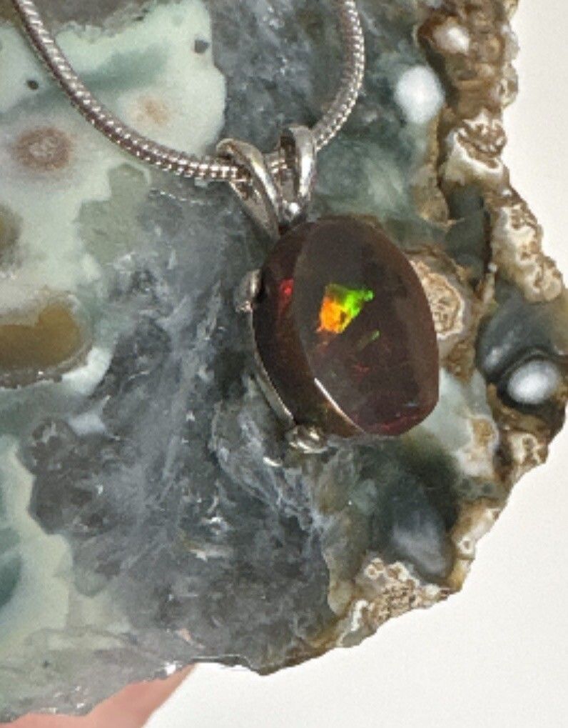 1.2 ct Ethiopian Opal pendant in Silver 925 Setting