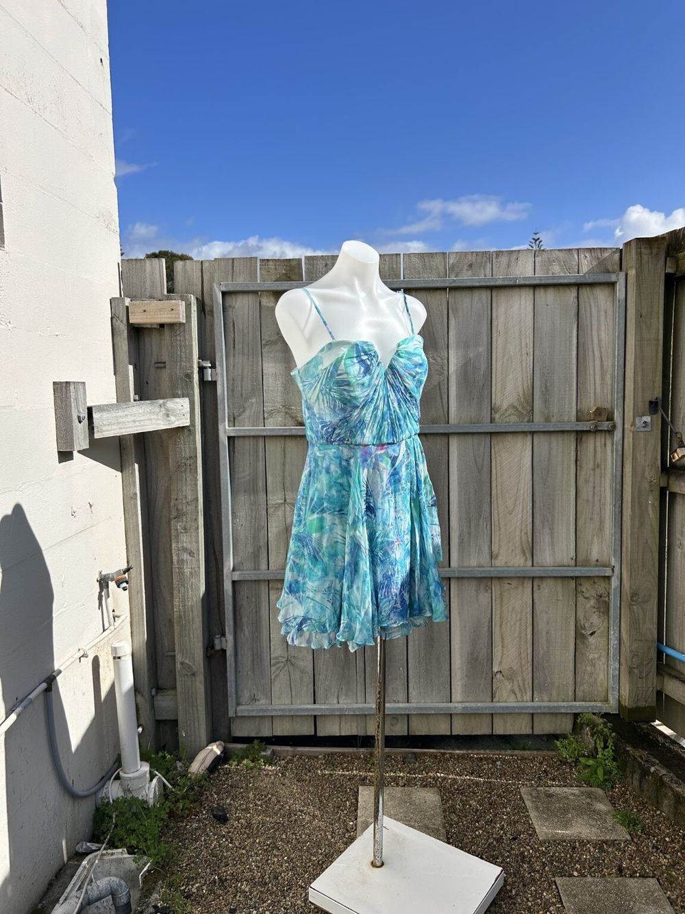 Forever New - Size 14 - possibly silk "Forever New" dress in good condition! on Designer Wardrobe Forever New - Size 14 - possibly silk "Forever New" dress in good condition! on Designer Wardrobe