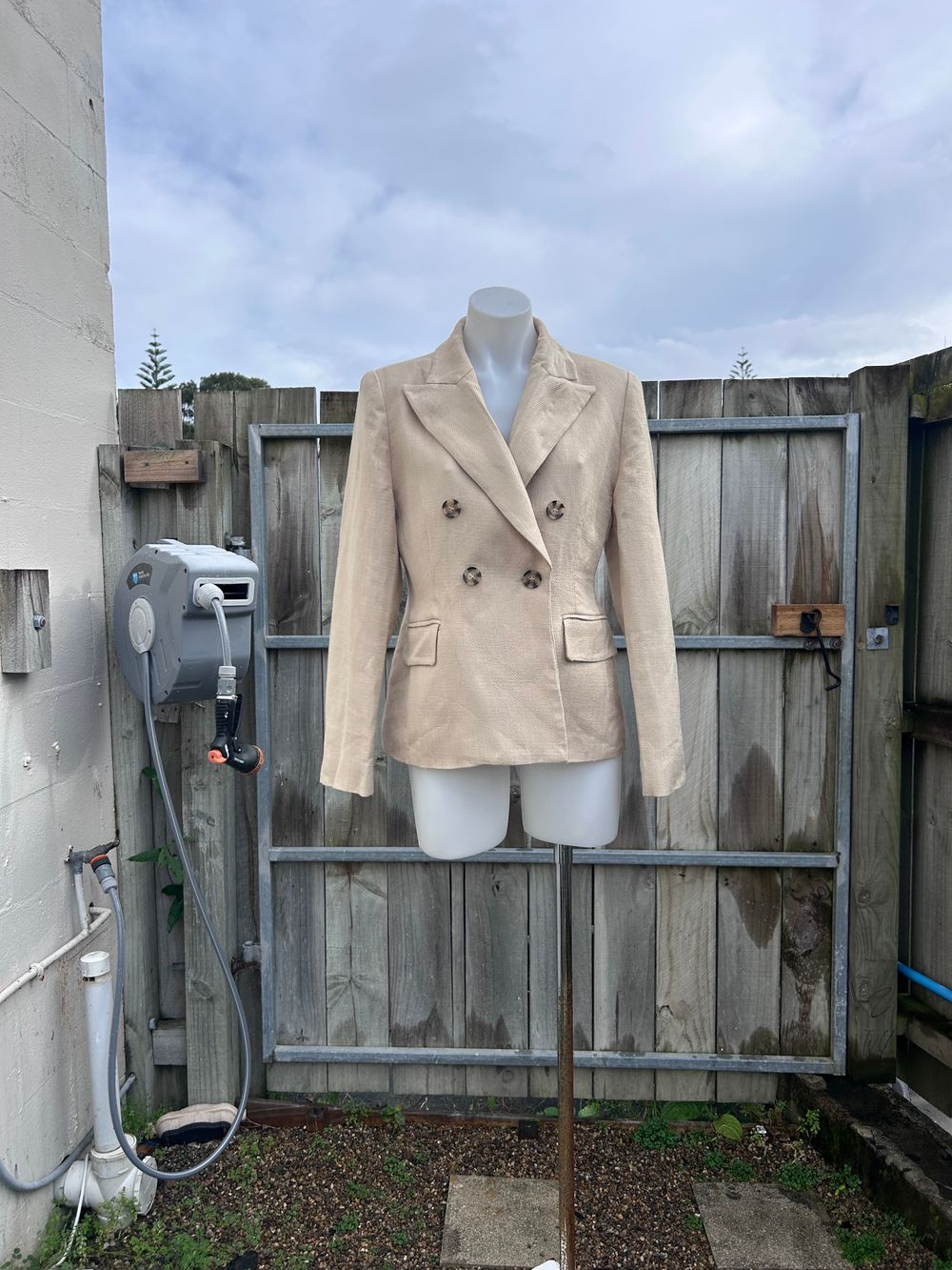 Size 8 - part linen "Carla Zampatti" blazer in good condition!