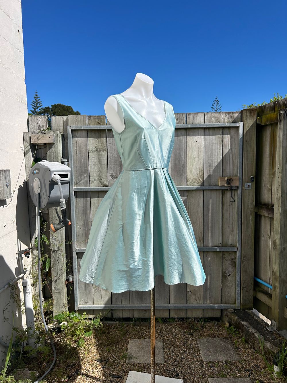 Size 8 - 100% silk "Sylvester NZ" dress in nice condition!