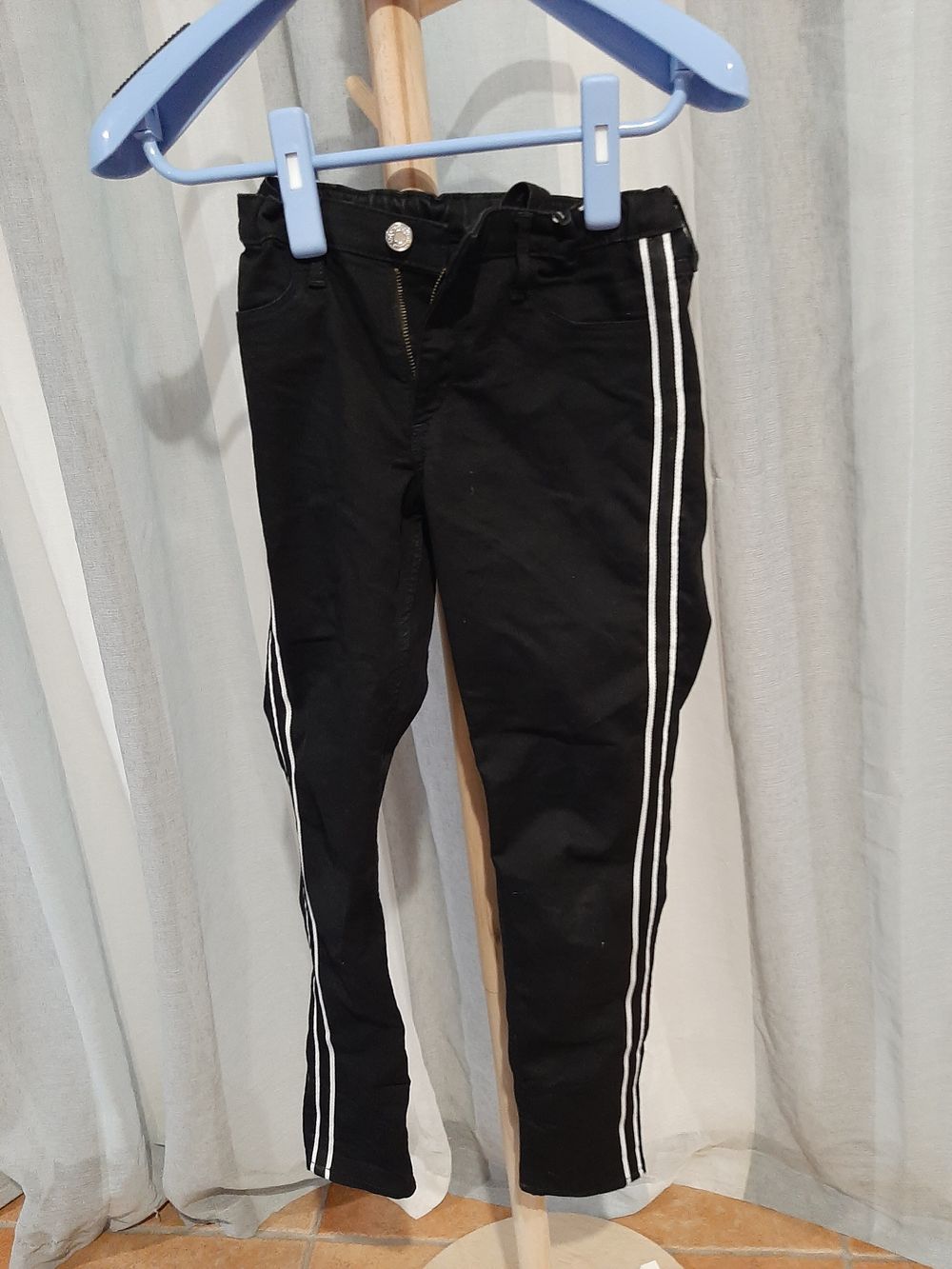 Black skinny jeans with white stripes