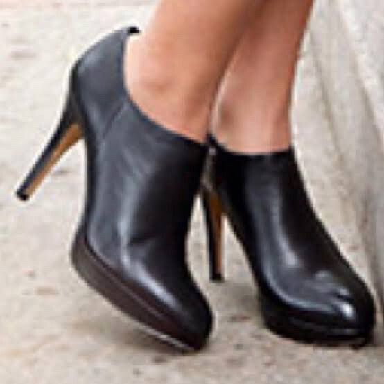 VINCE CAMUTO Elvin Leather Nappa Black Ankle Boots NWOT