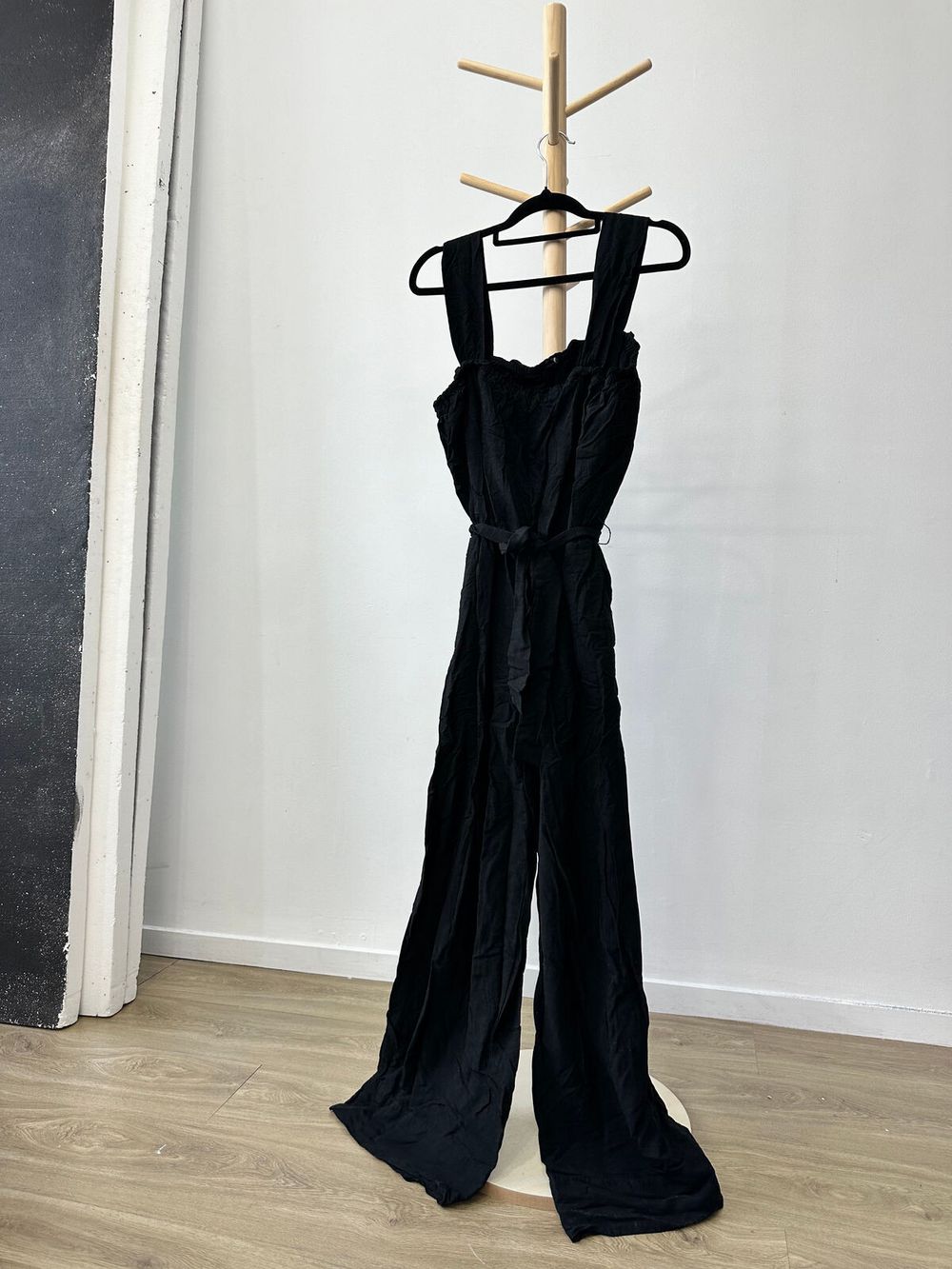 Sleeveless jumpsuit with belt tie - black