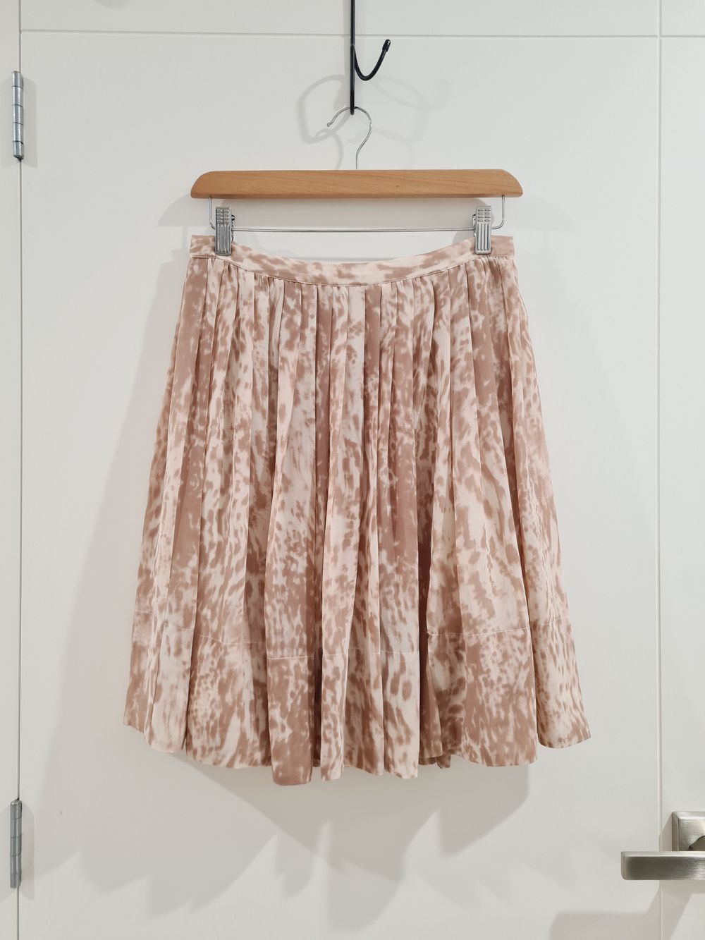 Storm Beige and White Abstract pattern Pleated Flare Short Mini Skirt size 8