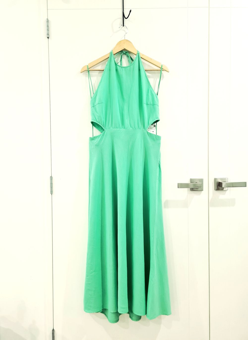 Zara - Zara Green Halter neck Cut off detail Sleeveless Flare Long Dress  size XL on Designer Wardrobe