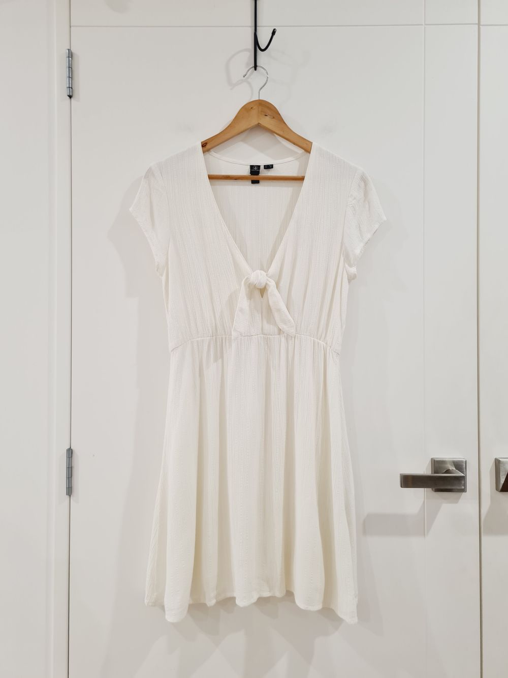 Volcom Ivory V neck Short Sleeve Viscose Textured Flare Short Dress fits 10-12