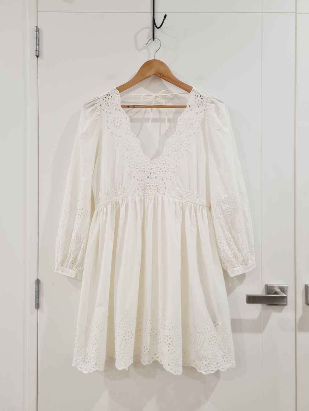 Forever New Ivory Embroidered Cotton V neck Long sleeve Short Flare Dress – Size 10