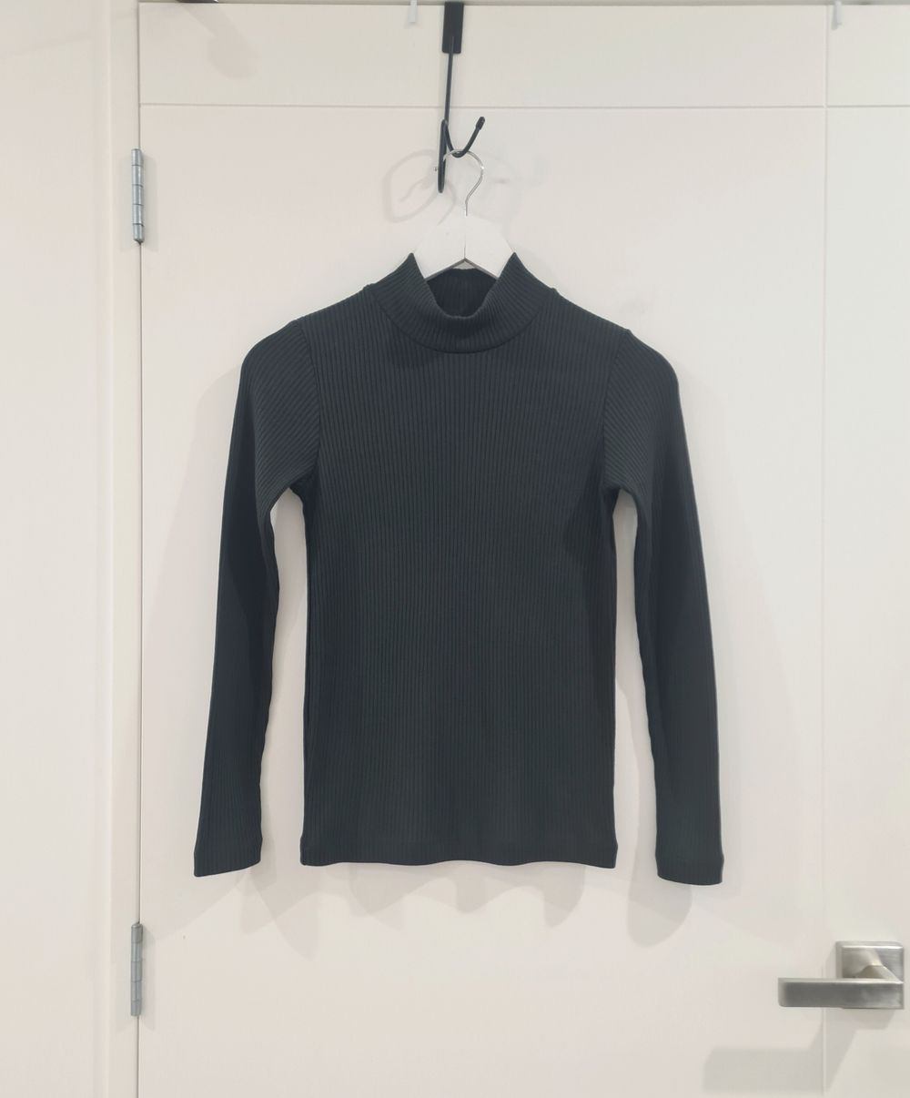 Uniqlo Dark Green Ribbed Turtle neck Long sleeve Kint Top Fits 6-8
