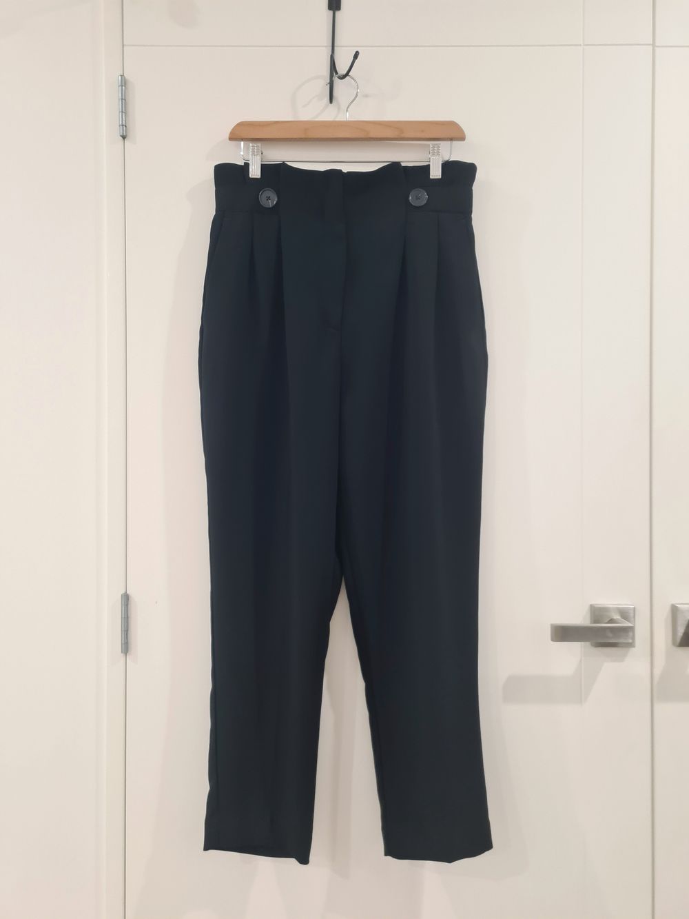 H&M Black High Waisted Pintuck detail Relaxed Everyday Easy CarePants size 10