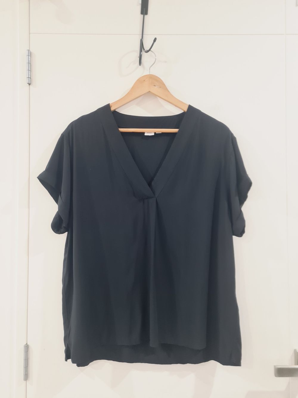 Gap Black Classic V neck Rayon Short sleeve Draped Top fits L-XL