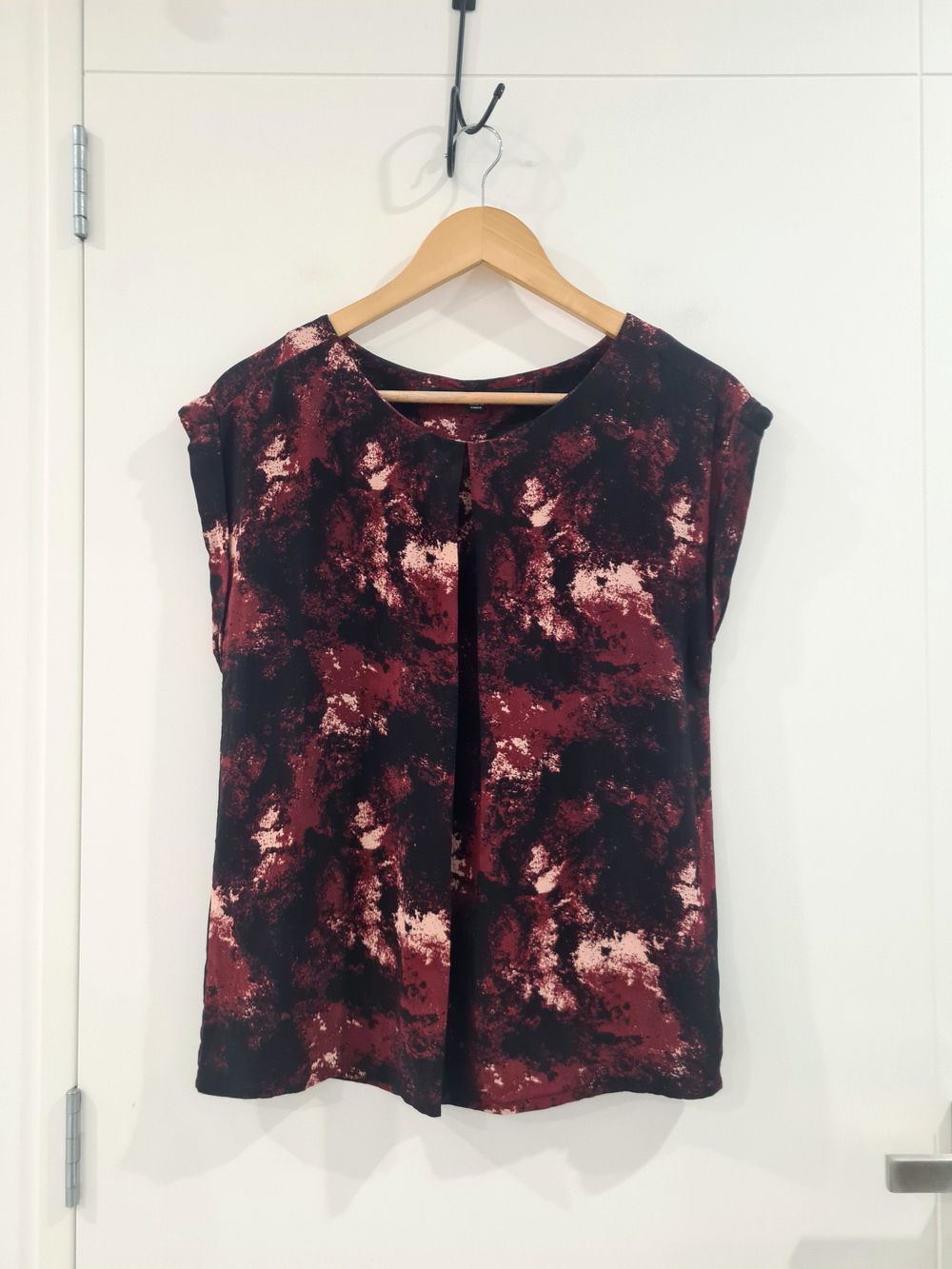 Just Female Burgundy Abstract print Short Sleeve Top