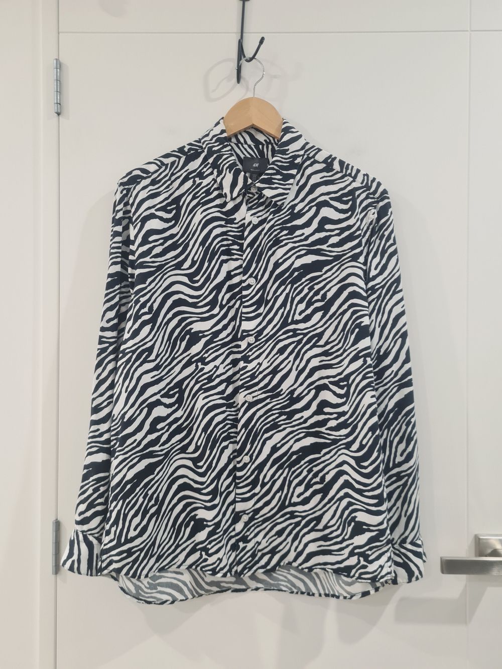 H&M Black and White Abstract Animal Print Long sleeve Shirt