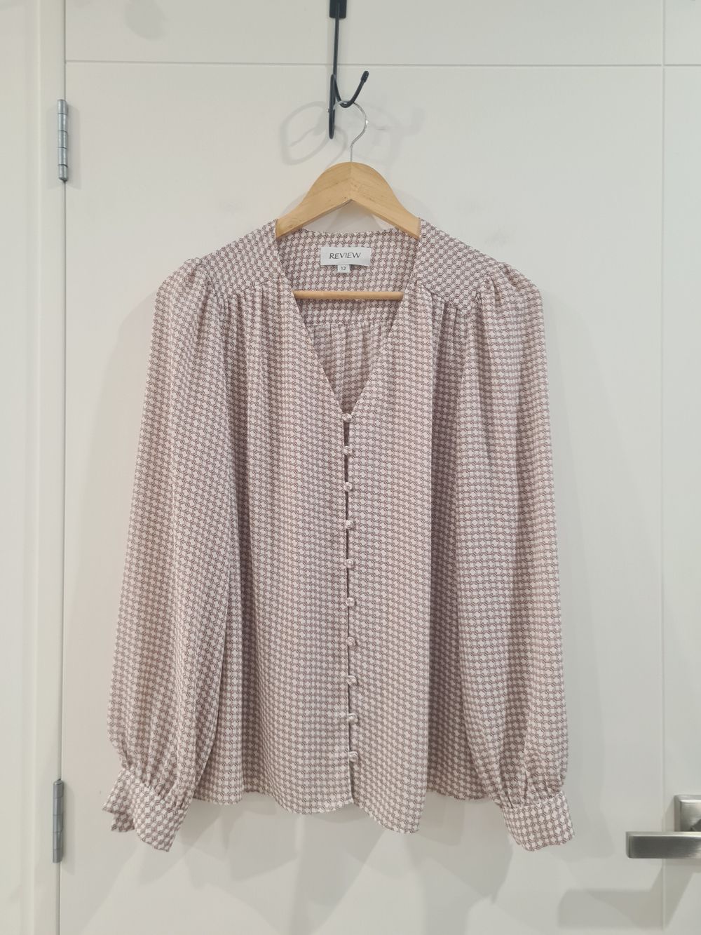 Review Beige & White Pattern V Neck Blouse – Size 12