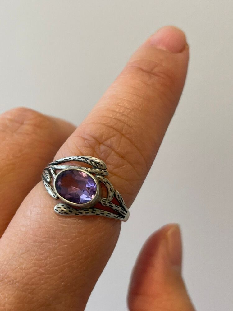 Amethyst Silver Ring With Leaves Details