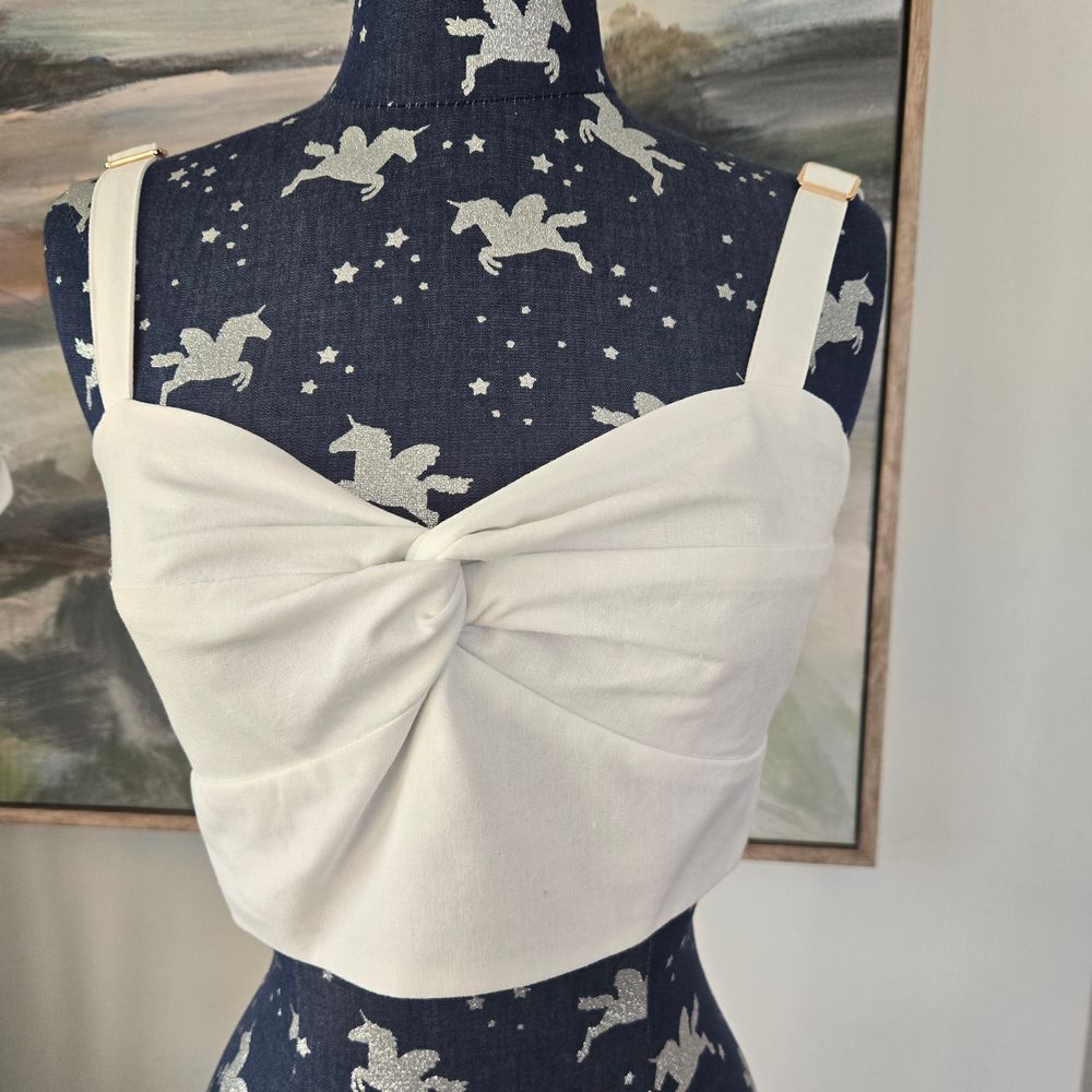 Fayt the label sleeveless crop top in size 6