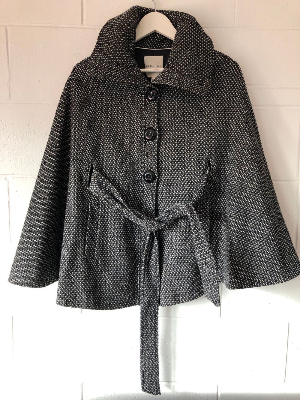 Black/white wool cape