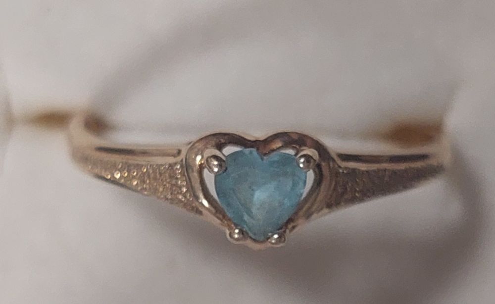 10K gold ring , with aquamarine  heart stone, like new condition