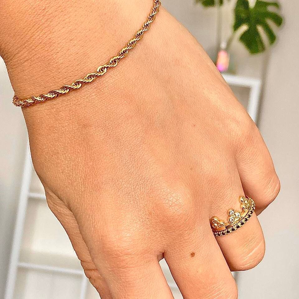 ✨ Gorgeous 18K Gold stainless steel twisted bracelet ✨