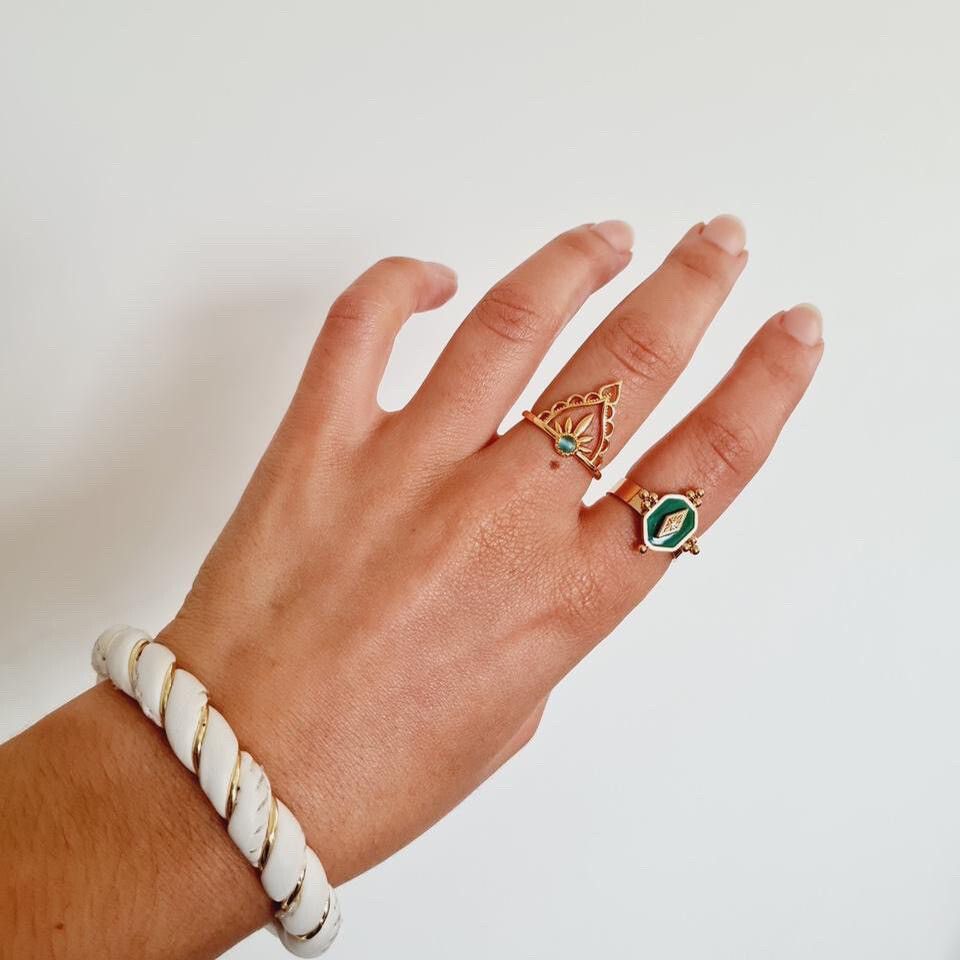 ✨ White faux leather and gold Twisted bangle for a very classy outfit