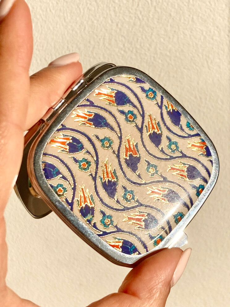 Little ✨ Art Deco ✨ retro pocket mirror for purse Perfect for make up retouch or just to check yourself  Perfect condition  Vintage vibe Has a magnifying side and a normal side 7x7 cm