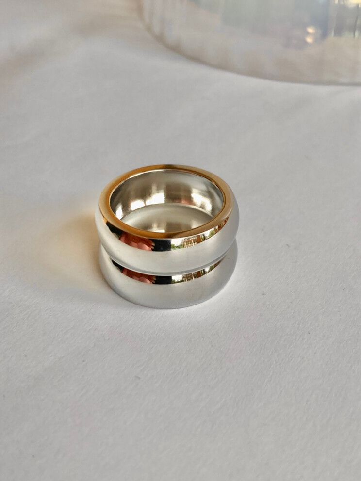 ✨ Silver filled stainless steel chunky polished ring size 5✨ #chromed #silver ring #xs #tinyfingers #bigsilverring Too small for me (I’m a 6) that’s why I can’t have a picture of me wearing it. This is 5, 51, 15 mm This bold and minimalist designed ring i