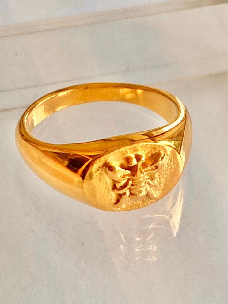 ✨ Gold Bee signet ring size 6.5✨  ✨ 18 K Gold filled stainless steel signet ring  ✨ Size 6.5 (165 mm) 52 Classic design royal signet ring #goldring #beachjewelry Perfect condition  Beach and shower friendly  Life proof  This beautiful timeless ring is wat