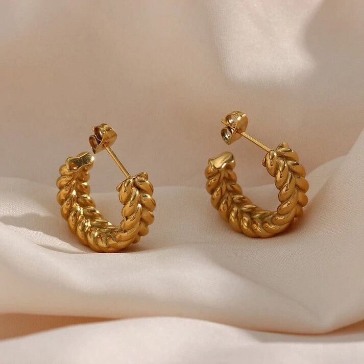 ✨ Braided Gold Hoop Earrings ✨ Sculptural Luxe Statement  A bold yet refined pair of braided hoops that instantly elevate your look. Inspired by vintage wheat chain textures, these earrings bring that rich, high-end glow with a sculptural twist. Perfect f