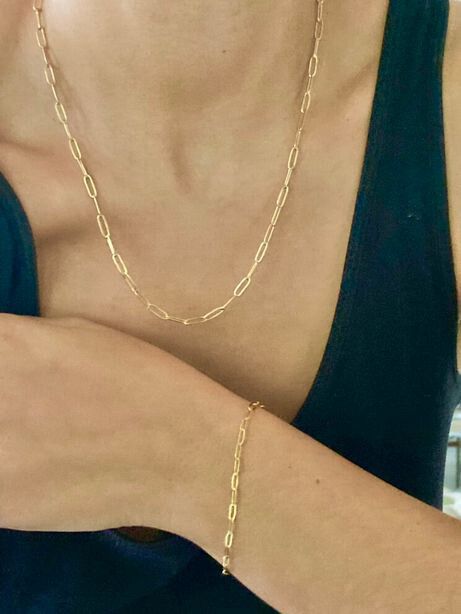 ✨ Set of gold paper clip necklace and bracelet   Bracelet length : 17,5 cm + 4 cm Necklace length: 40 cm + 5 cm  Both can be worn smaller as paper clip chain is easy to clip with the closure. #oldmoneyaesthetic #bundle #goldjeweley Material : 18 K gold fi