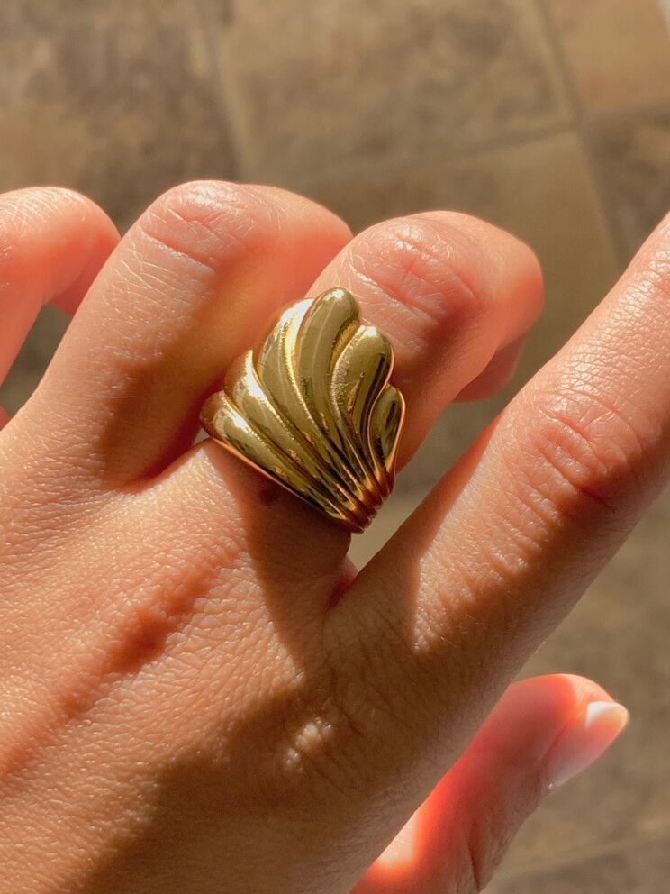 ✨ 18 K Gold shell Mermaid waves ring ✨  Material: 18K Gold filled high quality chromed stainless steel  Very shiny Brand new Design: watch chain ring Size 7 // 53 // 17 mm  Check my other listings  All my jewelry that is stainless steel is waterproof tarn