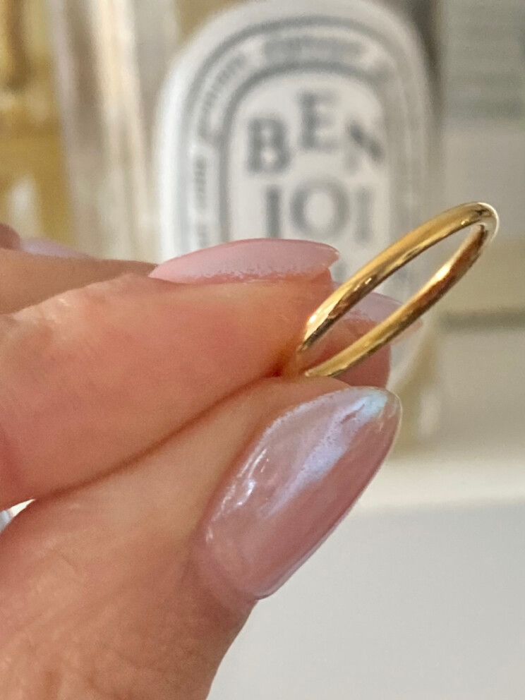 ✨ Gold tiny thin dainty ring✨ perfectly chromed and very bright Can be worn on the pinky or on the upper finger  Size 5 (51) 15 mm Never worn  Mix and match with chunky or other tiny rings Silver or gold Old money aesthetic  Life proof  Solid premium pvd