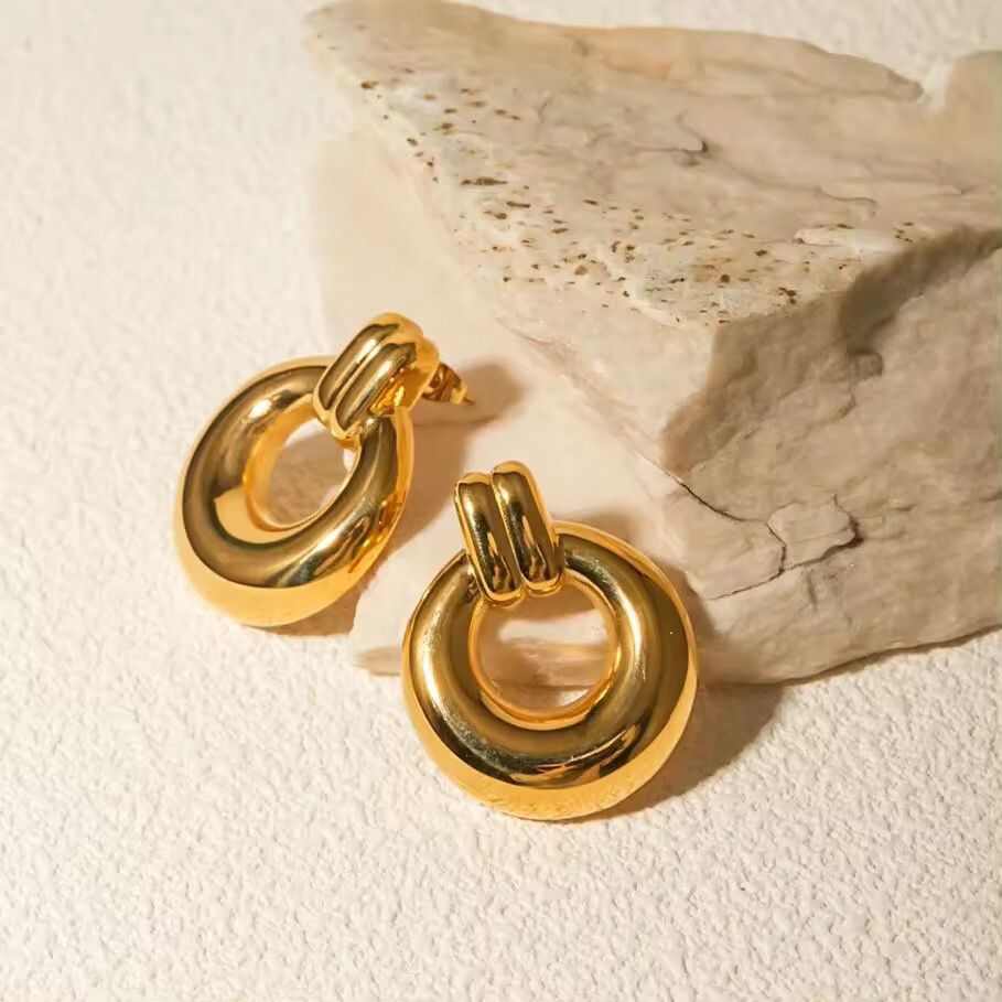 ✨ Hailey Bieber Gold statement earrings✨  Old money aesthetic!! #vintage look but oh so trendy  3,5 cm length  15 gr Add the perfect cool touch to your style with vintage Wren Statement Earrings. If you know you know! These are the "It Girl" earrings of t