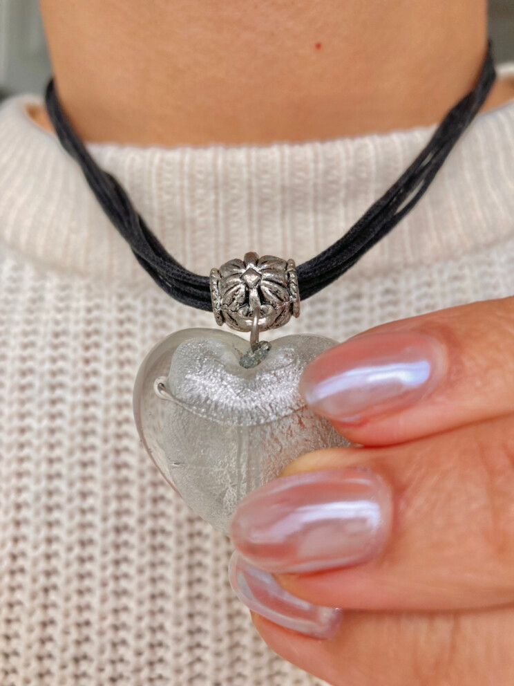 ✨ Gorgeous vintage rare heart necklace✨  Black cord , Silver plated and acrylic  Real retro piece  Very rare  Antiquing  #90s 30   5 cm