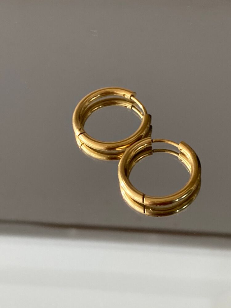 ✨ Classic gold hoops earrings ✨ Cheap deal No discount  Keep them for life even if you wear them everyday and under the water  Looks like gold Acts like gold but way cheaper  High end glossy design  Material: 18 K Gold filled stainless steel waterproof ta