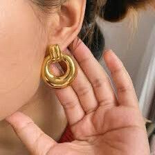 ✨ Hailey Bieber Gold statement earrings✨  Old money aesthetic!! #vintage look but oh so trendy  3,5 cm length  15 gr Add the perfect cool touch to your style with vintage Wren Statement Earrings. If you know you know! These are the "It Girl" earrings of t