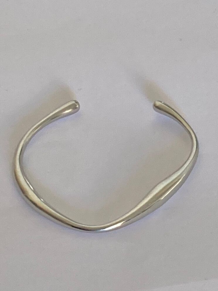 ✨ Silver Chunky Open Bracelet ✨  Statement silver cuff with a sleek, sculptural shape for a bold yet minimal look  Adjustable open design – fits most wrists comfortably   High quality stainless steel – durable, tarnish-resistant and long lasting  Perfect 