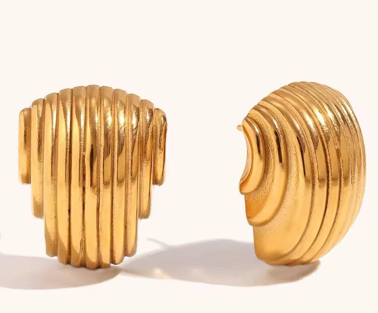 ✨ Elegant 18K Gold Ribbed Shell Earrings – Vintage Chic ✨  These stunning vintage-inspired earrings feature a unique ribbed shell design in luxurious 18K gold, blending bold style with timeless elegance. Crafted to be lightweight and comfortable, they’re