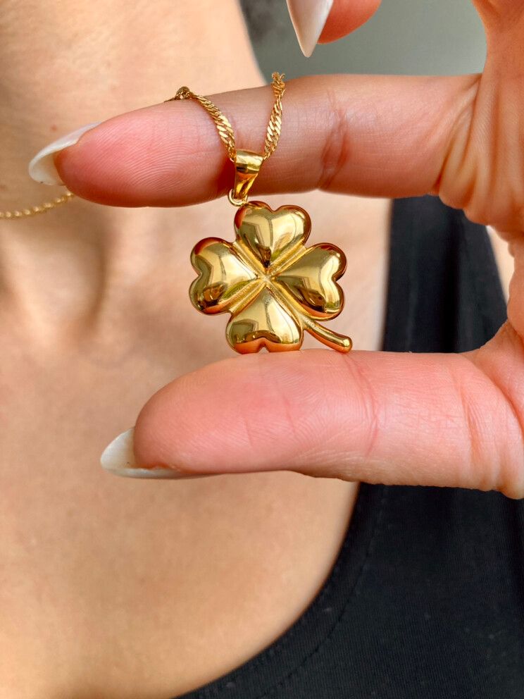 ✨ Four-Leaf Clover Gold Necklace ✨ Luck, Love & Quiet Luxury  A timeless piece designed to bring both meaning and elegance to your everyday look. This radiant four-leaf clover pendant symbolises luck, love, hope and protection, making it more than just je