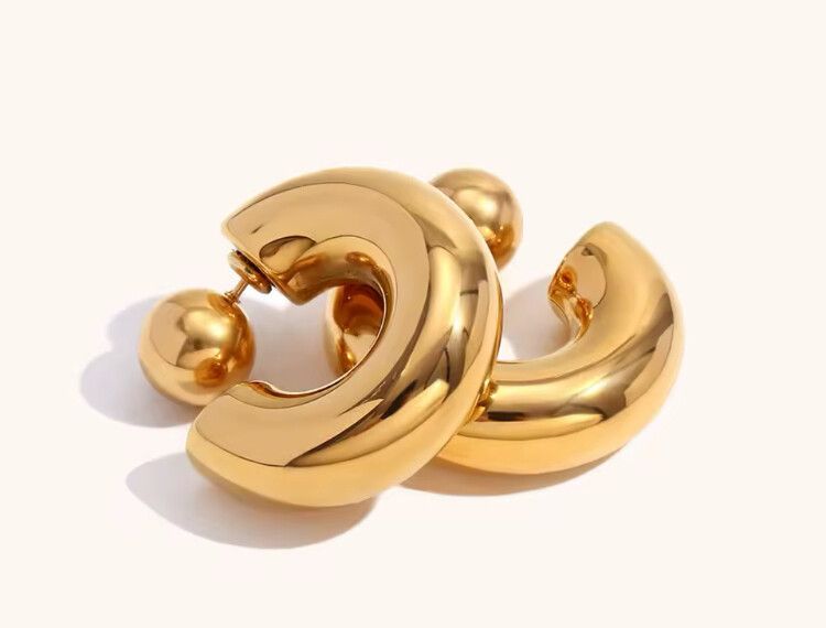 ✨ Chunky Gold hoop with rounded ends✨  This 18 K Gold filled stainless steel earrings are waterproof tarnish free hypoallergenic never color the skin or fade ✨ Timeless and classy. Polished and chromed finition. Keep it for life !!  About 3 cm large.   A