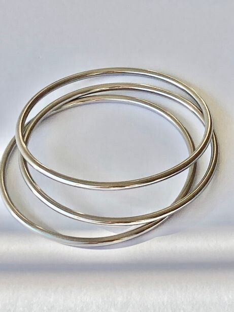 ✨ 3 silver stainless steel bracelets  Brand new Beach and swimming friendly  17,5 cm diameter  3 mm width   Price is for 3 together.  Silver filled stainless steel means it’s waterproof tarnish free hypoallergenic never color the skin or fade . 100% n