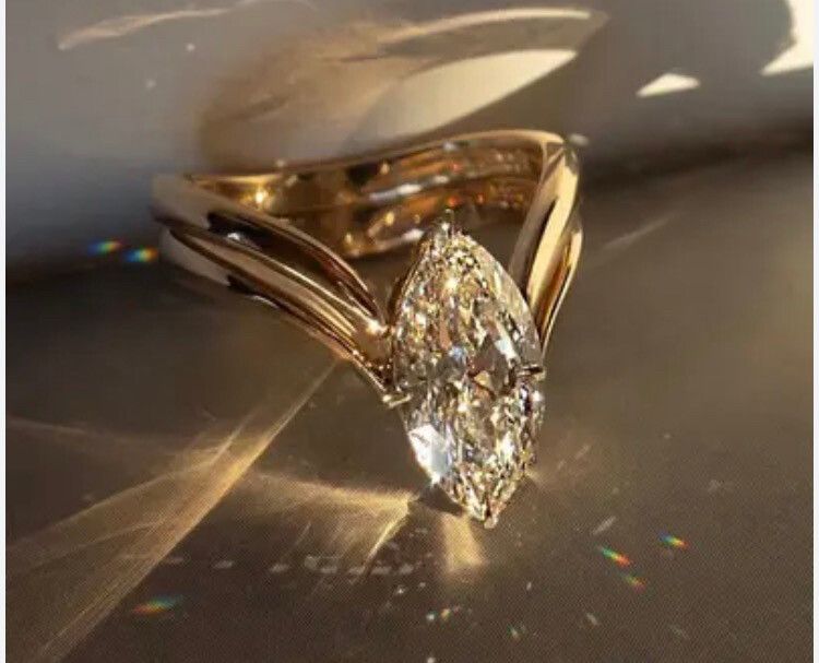 ✨ Sculptural Marquise Statement Ring ✨  a ring that genuinely looks like fine jewellery without the luxury markup. this size 6 statement piece features a luminous marquise-cut stone set in a sculptural double-band design that instantly gives that modern h