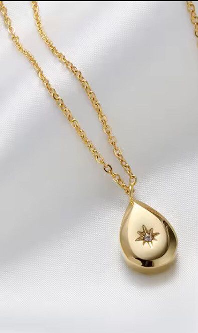 Gorgeous glossy Gold drop retro necklace